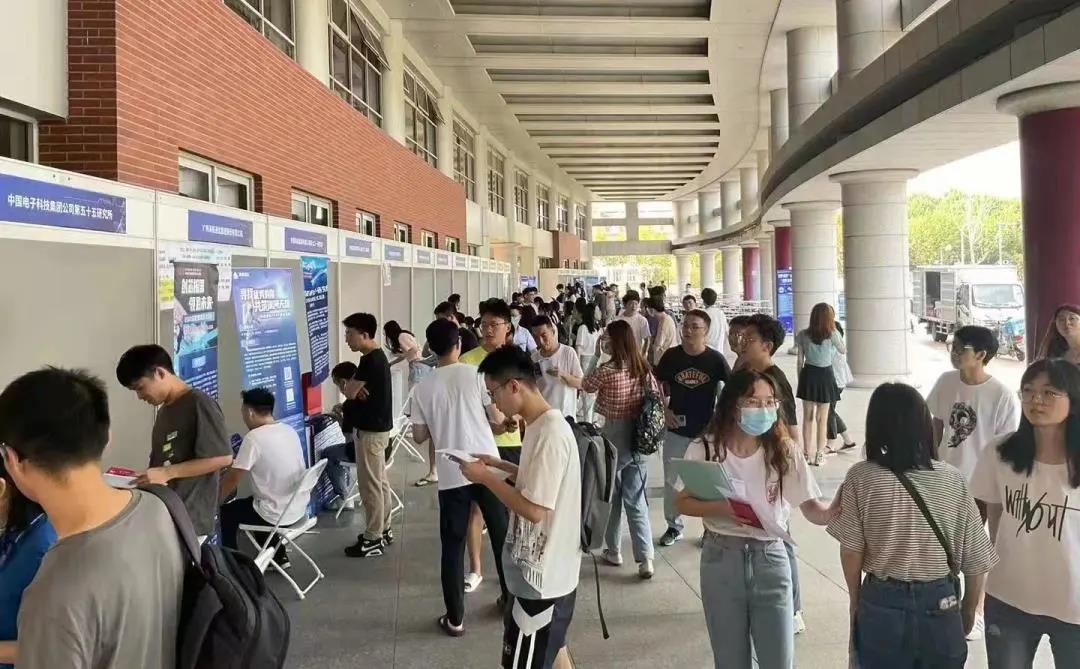 1632971756428096096.jpg 招聘会现场3.jpg