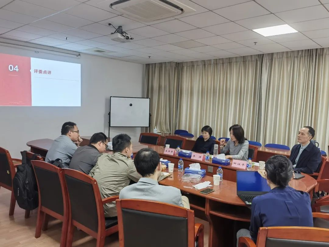 图3三位评委老师对参赛教师进行点评.png 图3三位评委老师对参赛教师进行点评.png