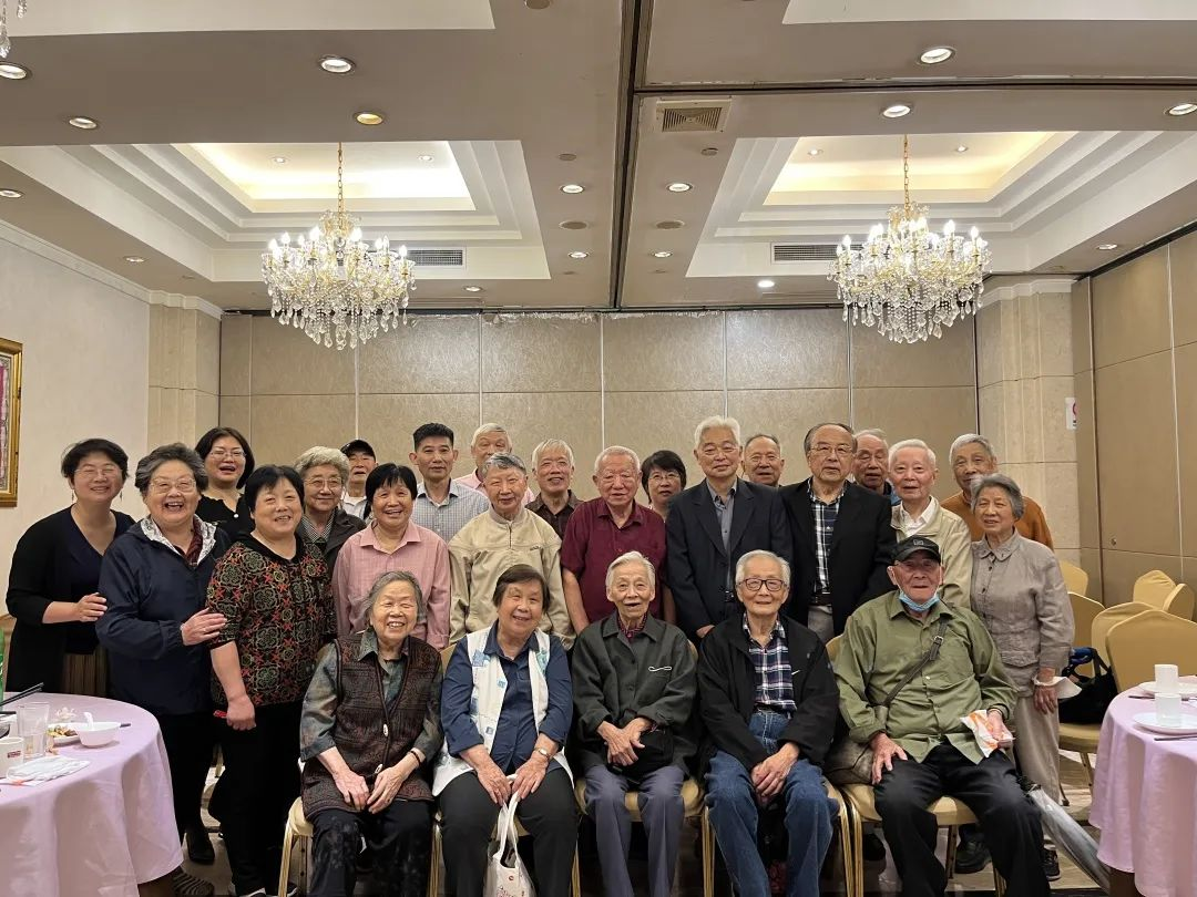 图1感知学院相关工作人员与退休老教师们合影.png