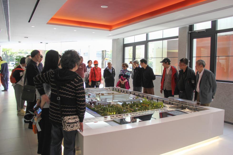图片10：工作人员介绍大零号湾园区情况.jpg